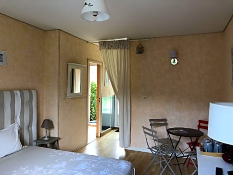 Famille-Communicante-Salle de bain et douche-Vue sur Piscine-RDC