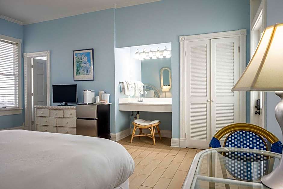 Deluxe Queen at the Curry Mansion - Parking & Heated Pool!