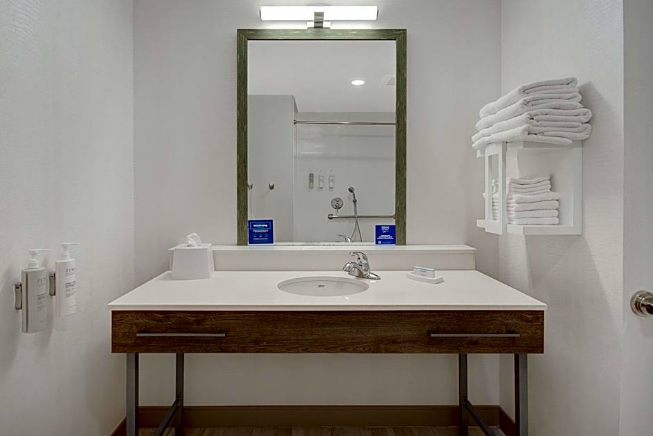 Photo 1 of 2 of 1 King Bed, Mobility Accessible, Roll in Shower