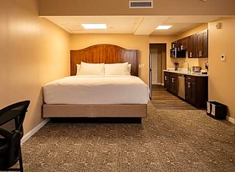 Queen Studio Suite - Non-Smoking