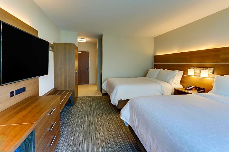 Holiday Inn Express & Suites Roanoke - Civic Center