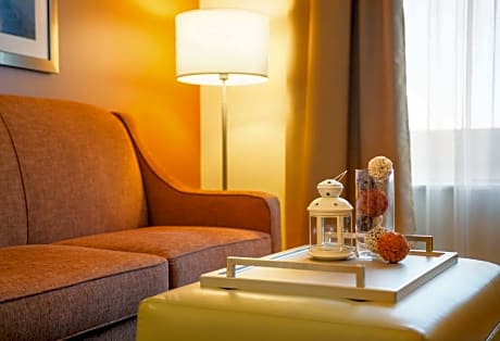 1King Mobilty/Hearing Access Tub Suite Nosmk