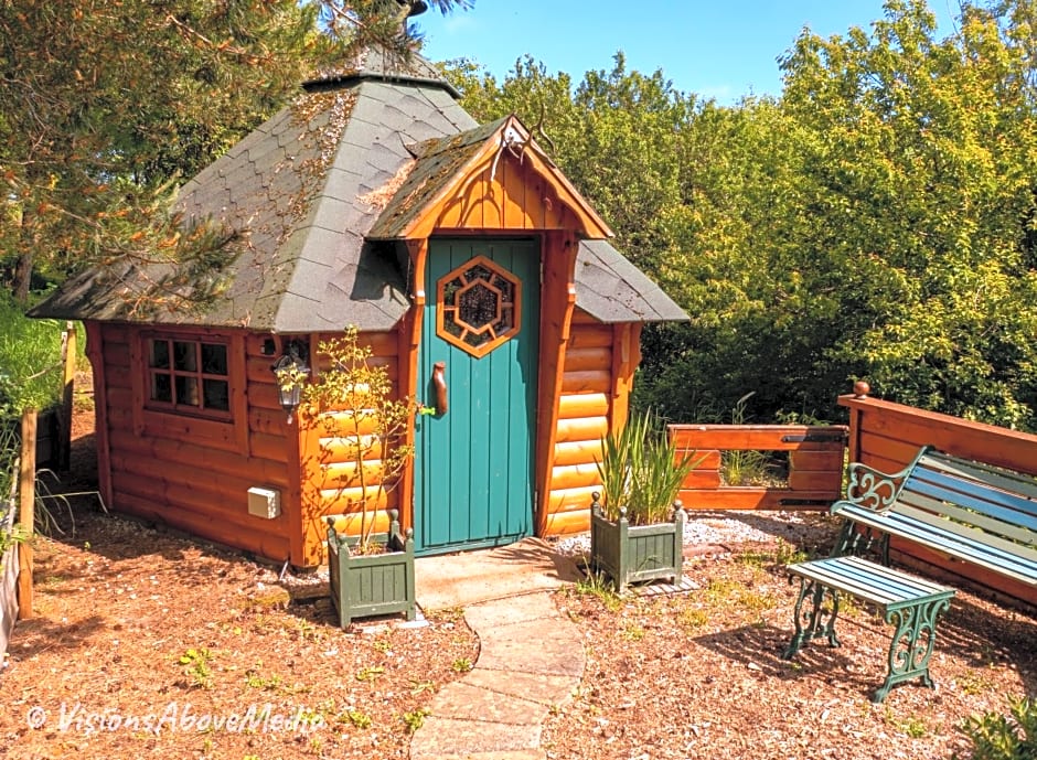 Tudor Lodge with pool & BBQ cabin