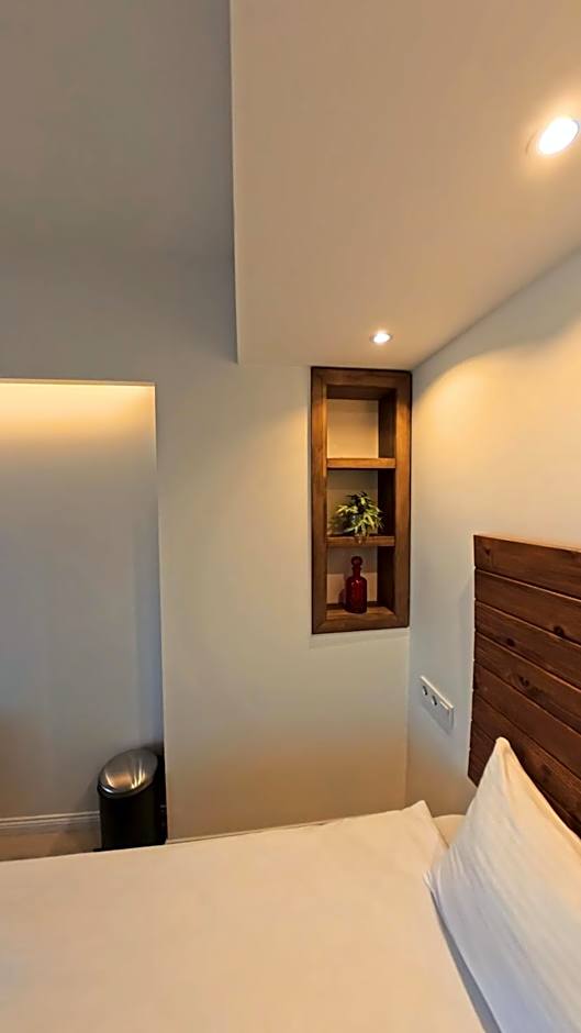 8 Rooms Hotel