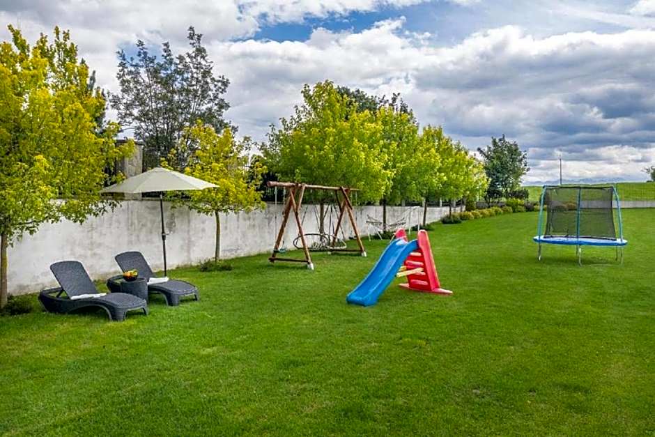 Biały Jeleń z basenem i jacuzzi