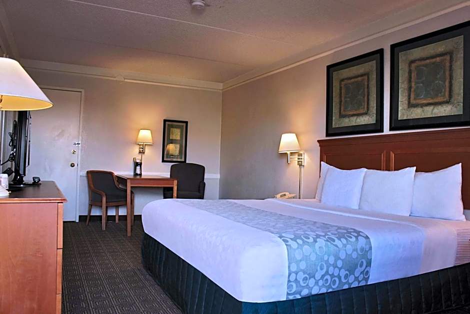 La Quinta Inn & Suites by Wyndham Albuquerque Airport