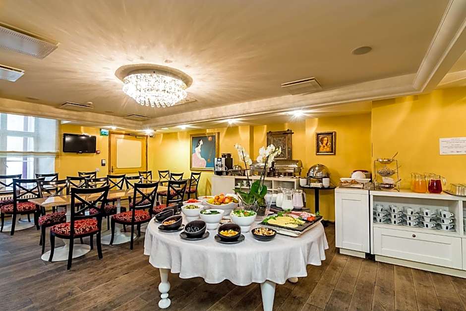 Meriton Old Town Garden Hotel