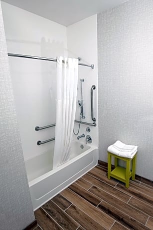 1 Queen Mobility Access W/Tub Nonsmoking