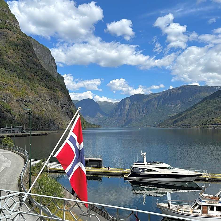 Svingen Guesthouse - Panoramic Fjord Views in Flåm