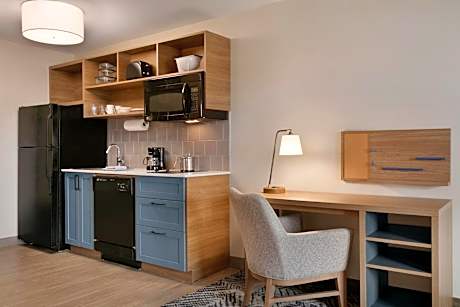 Queen Studio Suite - Hearing Accessible