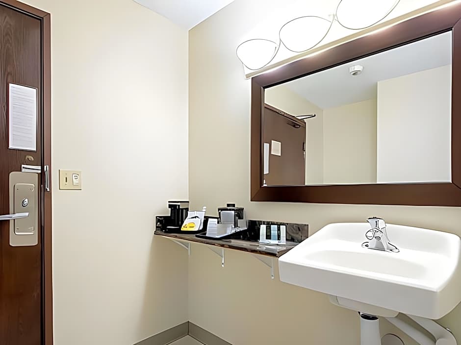 Norwood Inn & Suites Milwaukee