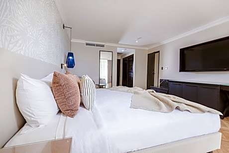 Master Suite Pool View