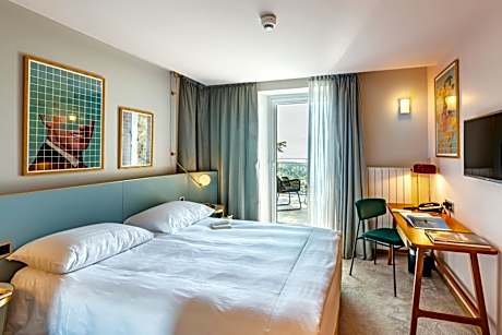 Horizon Lake View Room