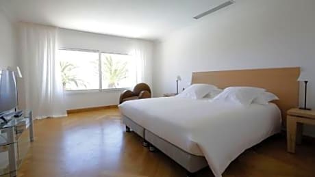 Contemporary Villa with Sea View