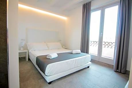 Deluxe Double Room with Balcony and Sea View