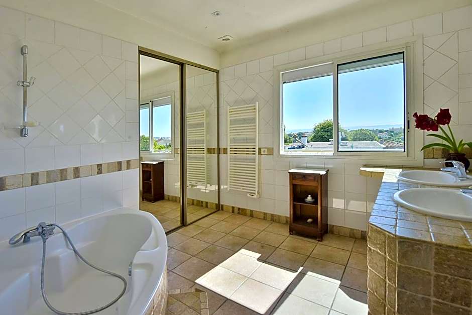 Family house with swimming pool & sea view