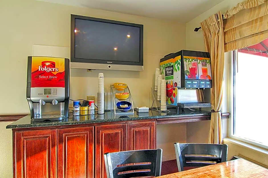 Days Inn by Wyndham Market Center Dallas