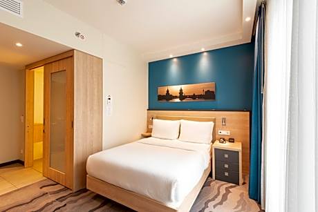 Queen Room With City View
