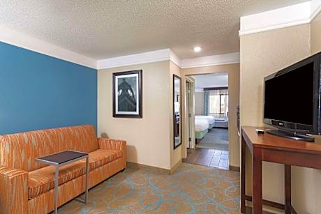 2 Queen Beds, Deluxe Room, Non-Smoking