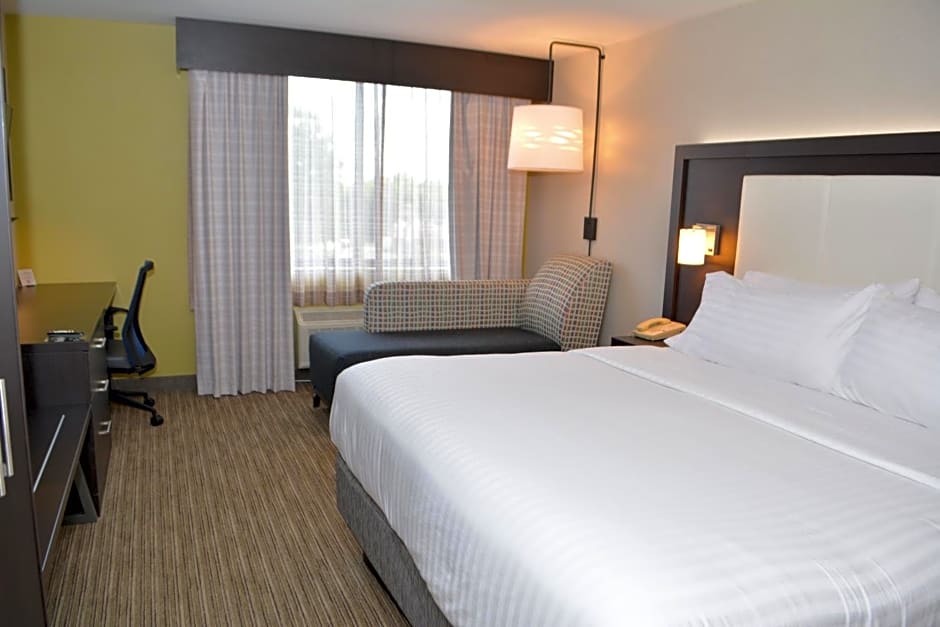 Holiday Inn Express & Suites Waterville - North, an IHG Hotel