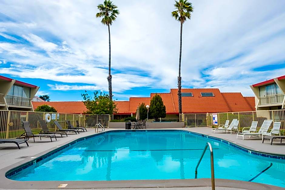 Travelodge by Wyndham Monterey Bay