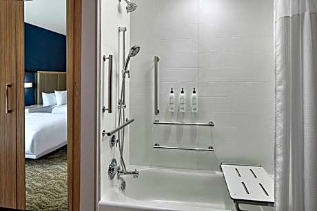 Queen Suite with Two Queen Beds, Bathtub and Trundle Sofa - Mobility Access/Hearing Accessible