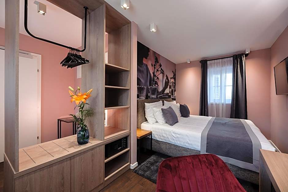 Camera Hotel