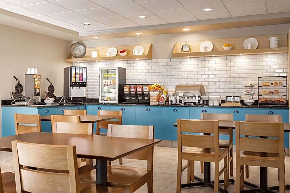 Country Inn & Suites by Radisson, St. Cloud East, MN