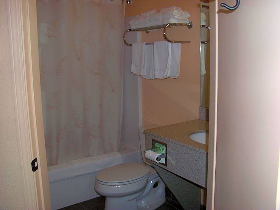 Days Inn & Suites by Wyndham Columbus NE
