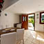 Birds Villa Apartments with Heated Pool - Including Car and Breakfast
