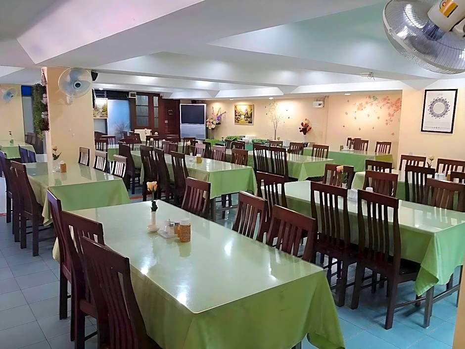 Regent Ngamwongwan Hotel