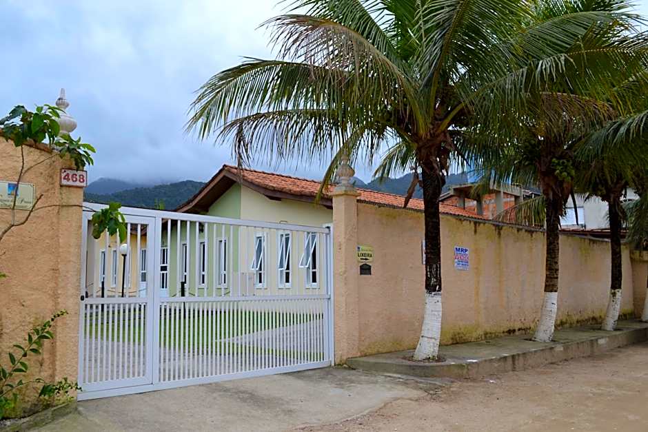 Casas em Condomínio próximo da praia com 2 dormitórios, churrasqueira e 3 vagas de garagem
