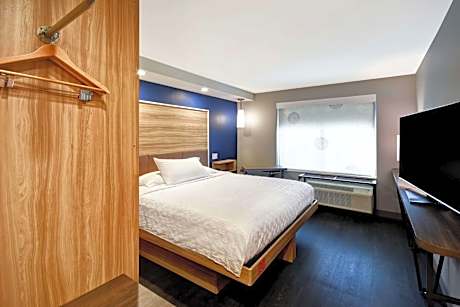 1 King Hearing Accessible Room