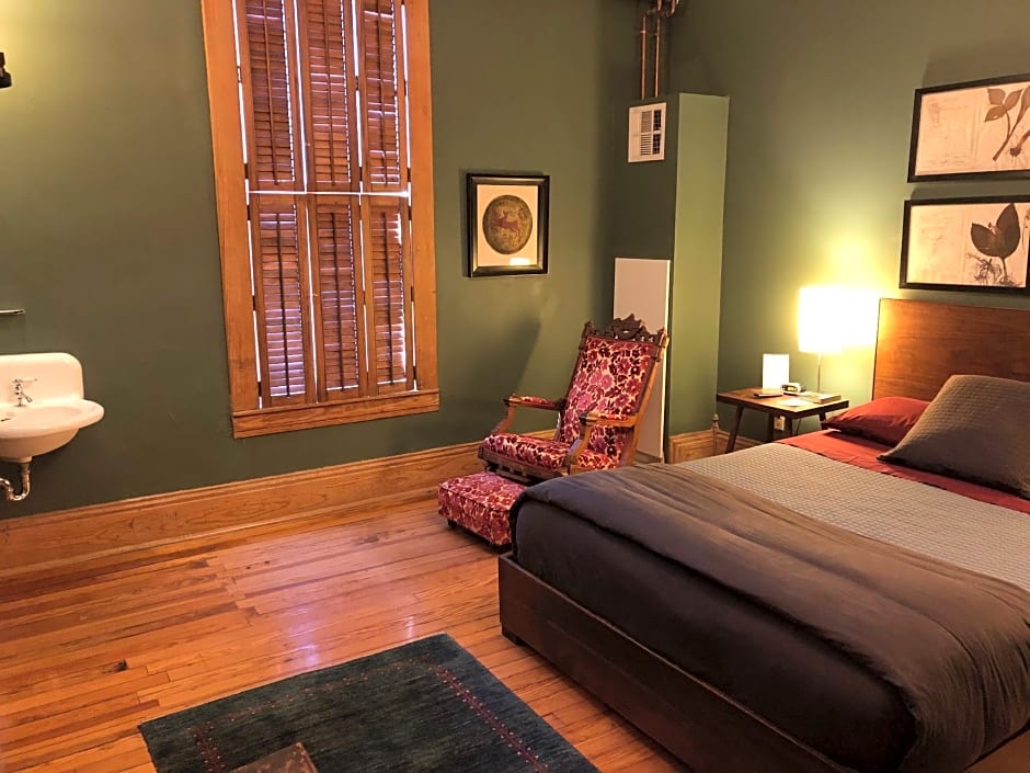 Photo 1 of 4 of 1 Queen Bed, Park View
