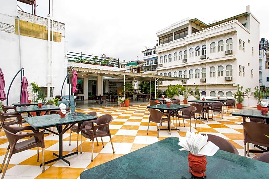 Hotel Devraj Niwas on Lake Pichola Udaipur