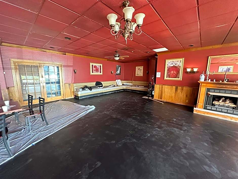 Hotel Red Rose by Townhouse Covington I-64