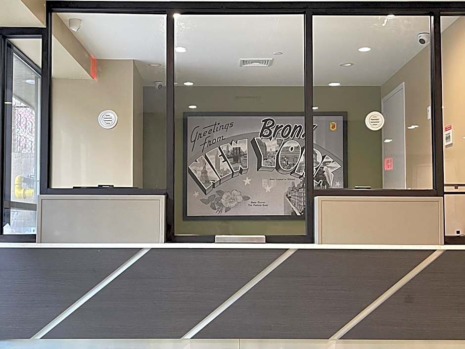 Super 8 by Wyndham Bronx Near Botanical Garden