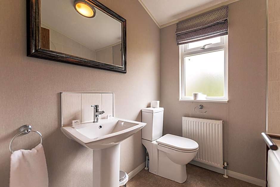 Kingfisher Lodge with Hot Tub