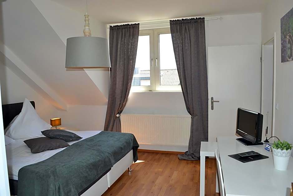 Private Rooms with Free Parking & 24h Self Check-in