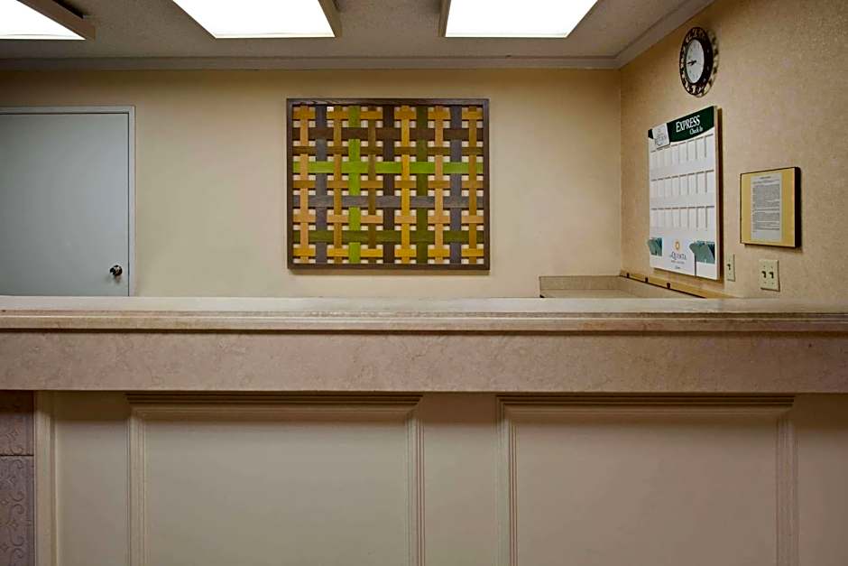 La Quinta Inn & Suites by Wyndham Tampa East Fairgrounds