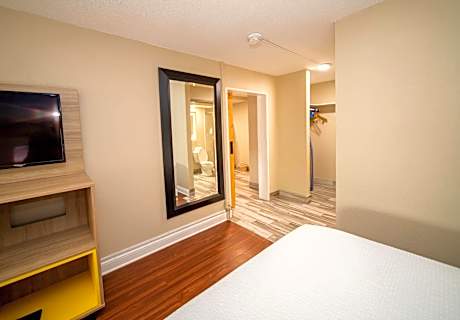 One-Bedroom Deluxe Queen Efficiency Suite - Non-Smoking