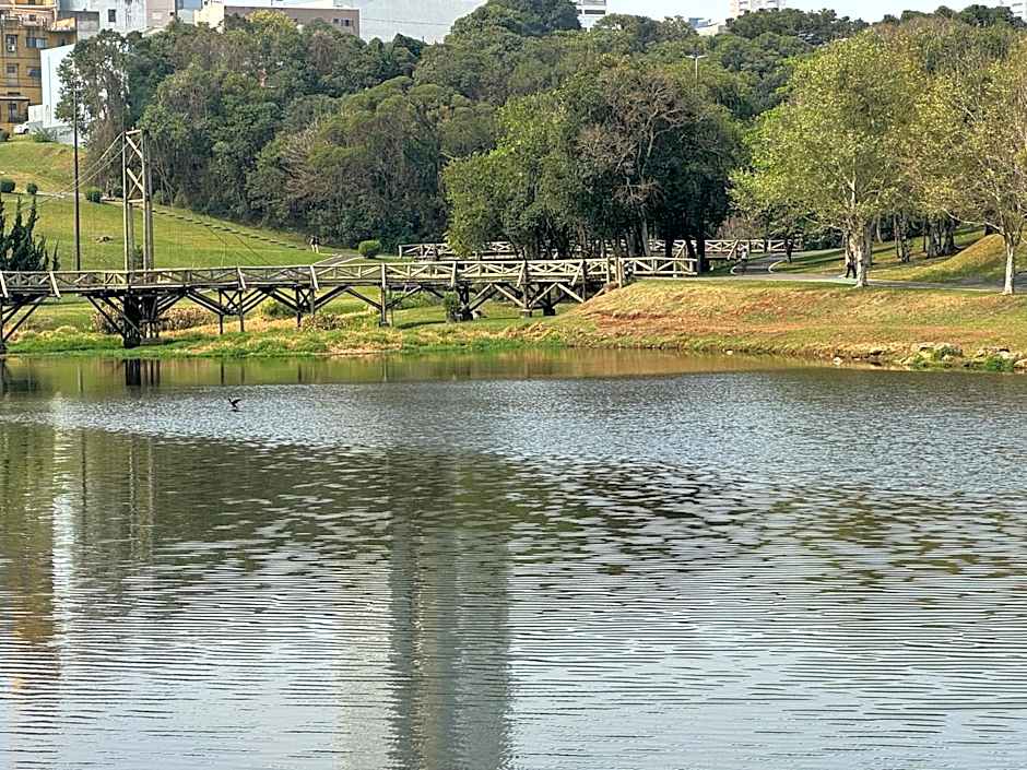 Studio com quarto e banheiro em frente ao Parque do Lago Acomoda até 2 pessoas 1 cama