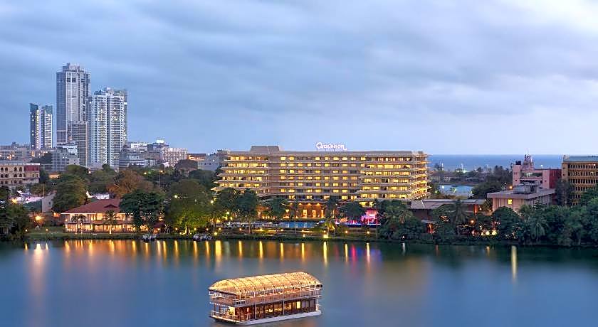 Cinnamon Lakeside