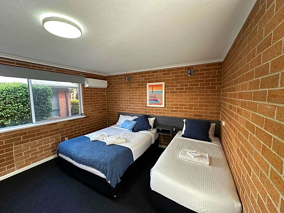 The Oaks Hotel Motel