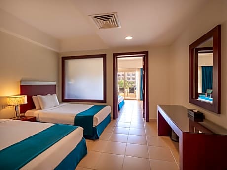 Interconnecting Family Room (2 Adults + 2 Children)