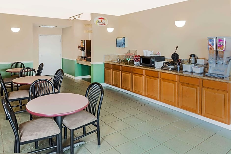 Super 8 By Wyndham Madison - Ridgeland Area