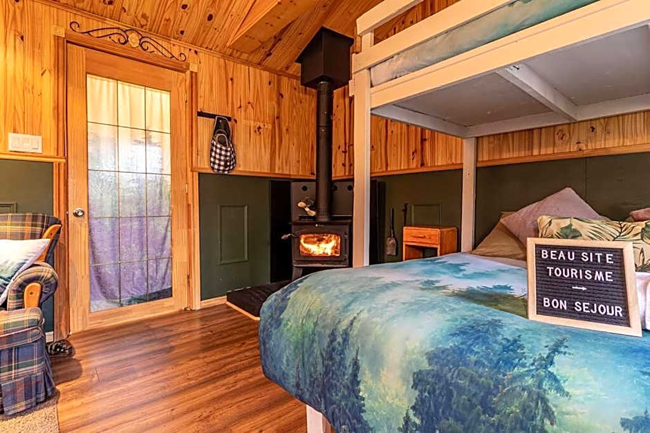 Refuge Rustic bordé par rivière et la nature