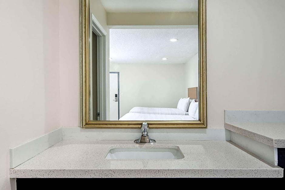Super 8 by Wyndham Bakersfield CA