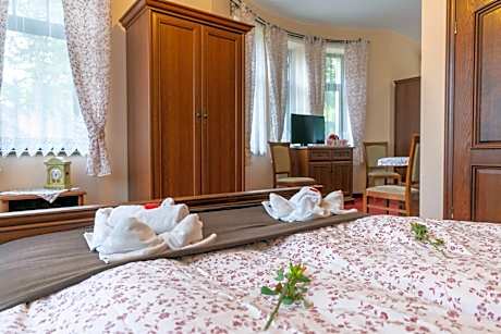 Quadruple Room with Private Bathroom