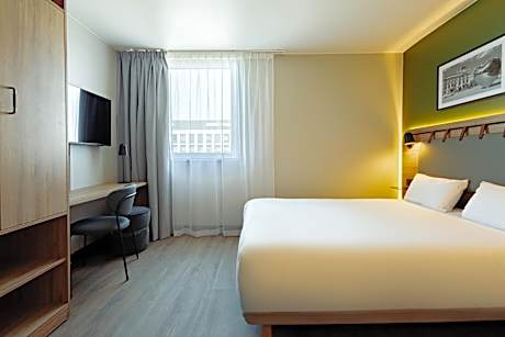 Standard Room - 1 Queen Bed